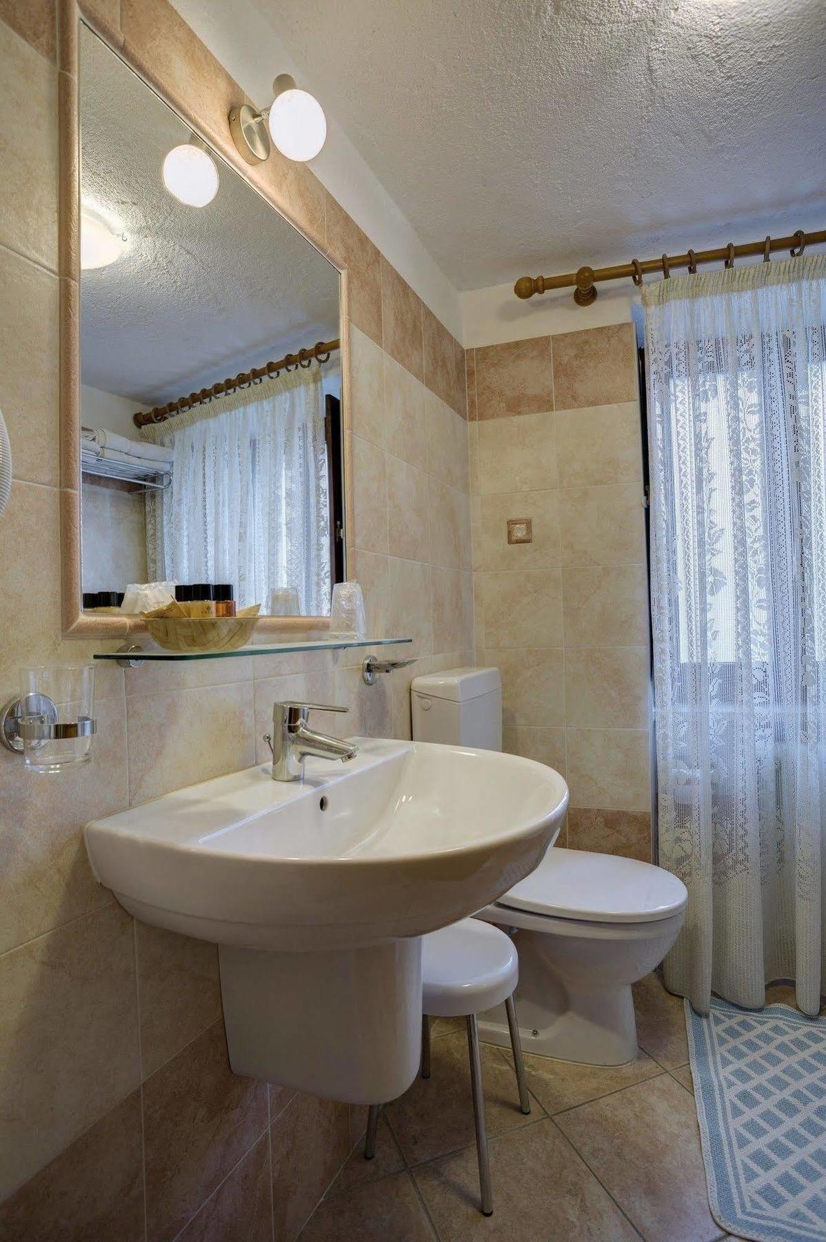 Hotel Cecchin Аоста Экстерьер фото